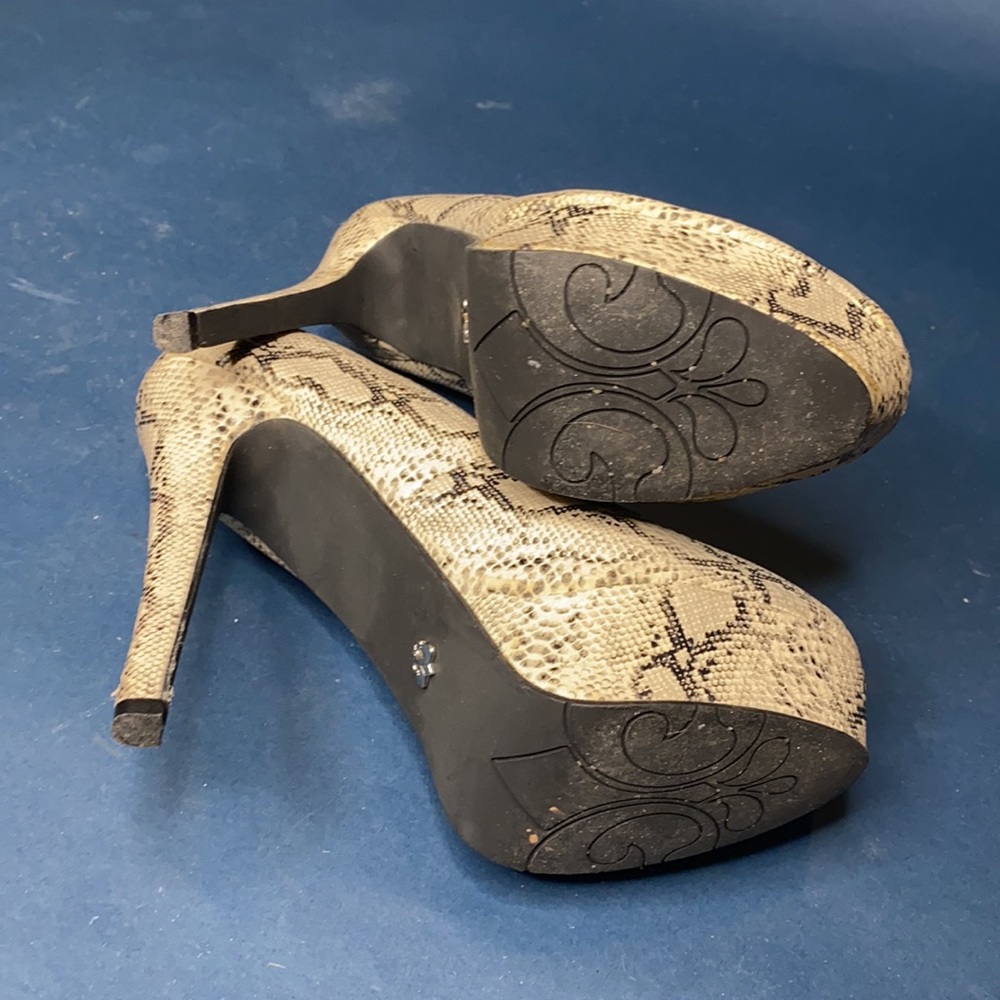 Dereon Pumps - Picture 4 of 4